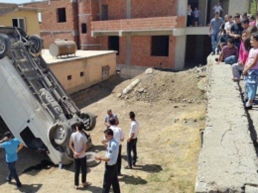 Minibüs Evin Avlusuna Uçtu: 2 Yaralı 