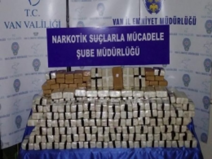 Van'da Eroin İle Kaçak Sigara Ele Geçirildi 