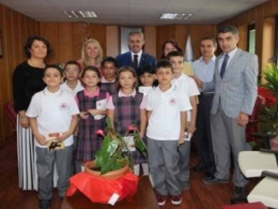 Minik Öğrencilerden Bursa Valisine Ziyaret