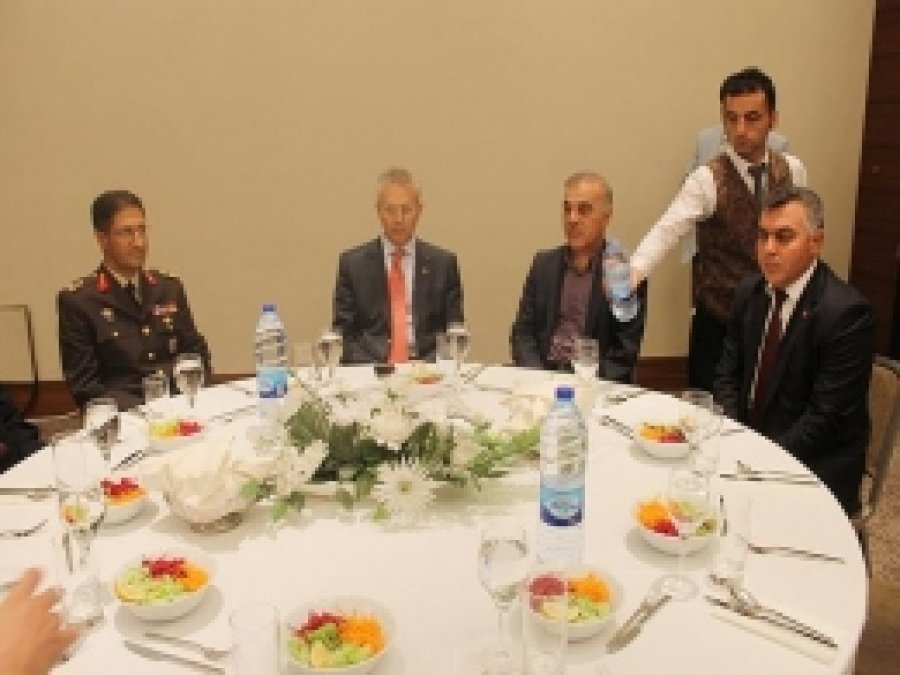 Mardin Valisi Gazilerle Yemekte Bir Araya Geldi