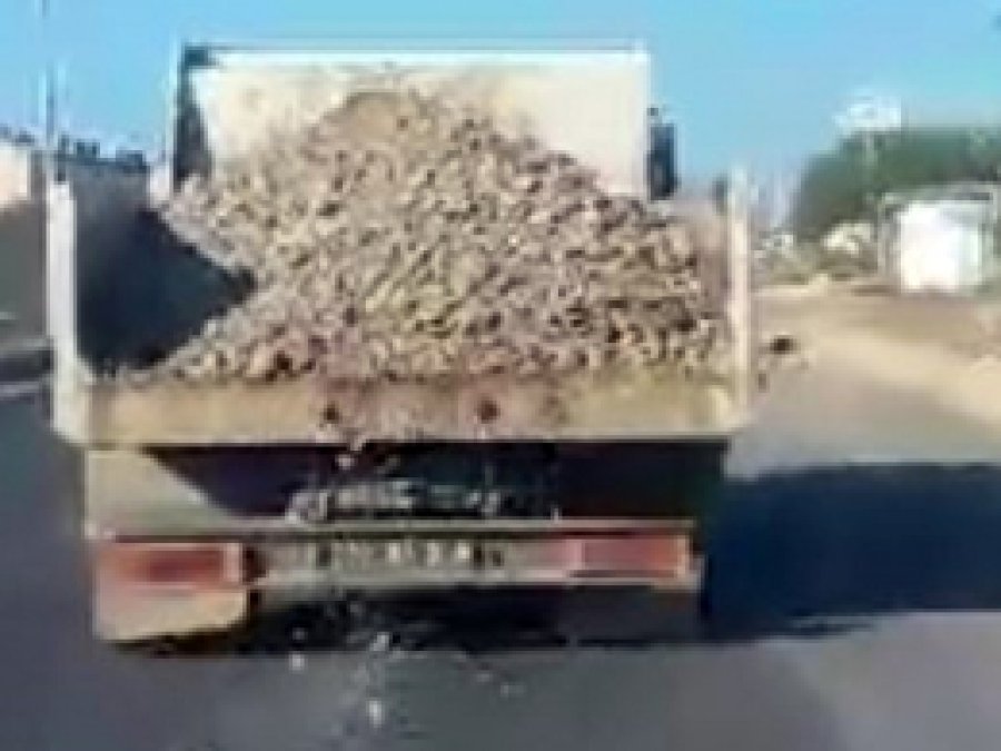 Kamyonlardan Dökülen Molozlar Tehlike Saçıyor