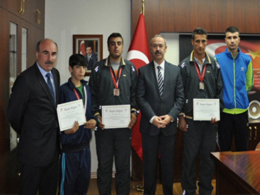 Vali Büyükersoy, Güreşçileri Tebrik Etti