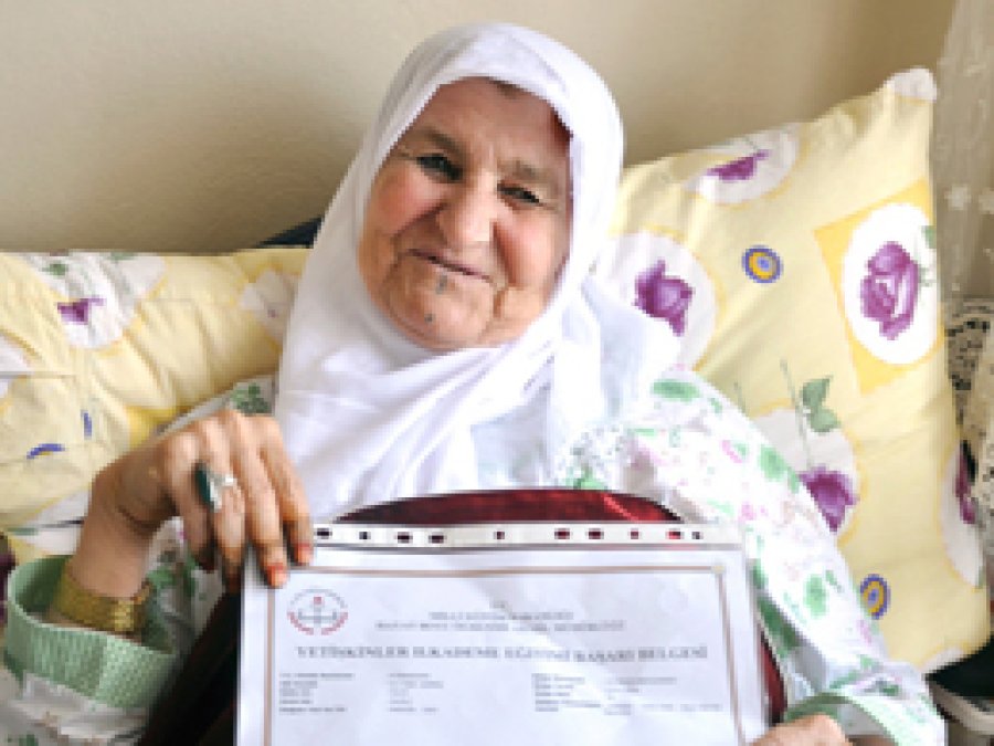 Kızıltepeli  70'li  Ninenin Okuma Azmi  
