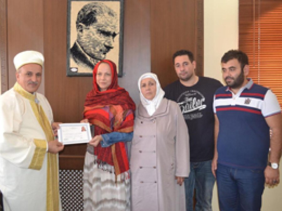Eşinden Etkilendi İslam'ı Seçti 