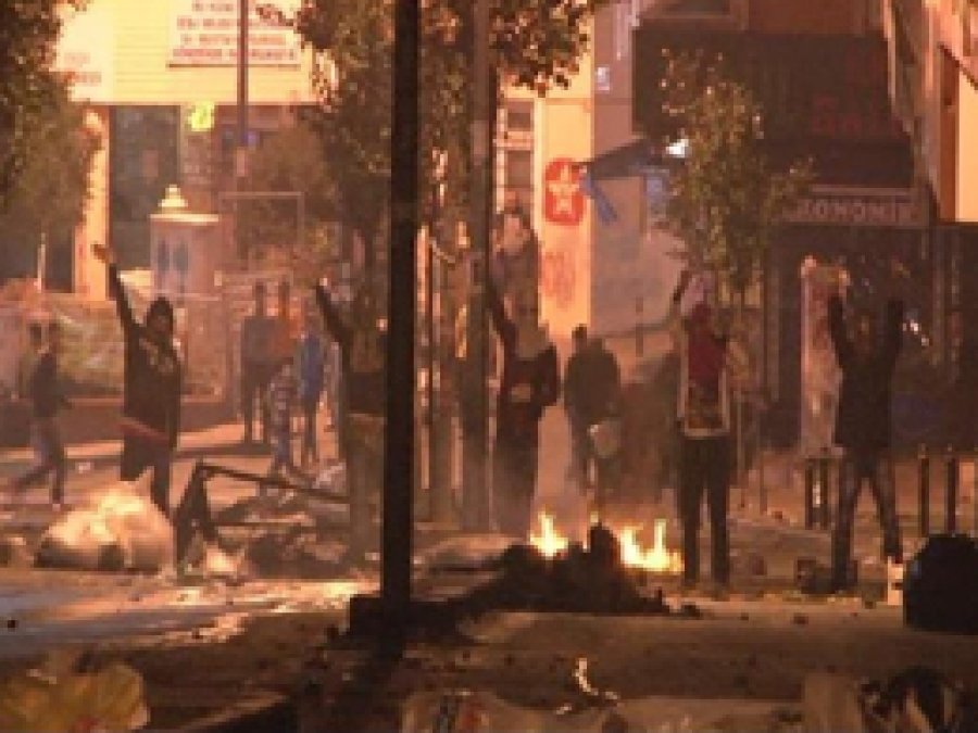 Göstericiler ile Polisler Birbirine El Sallayıp Dağıldı