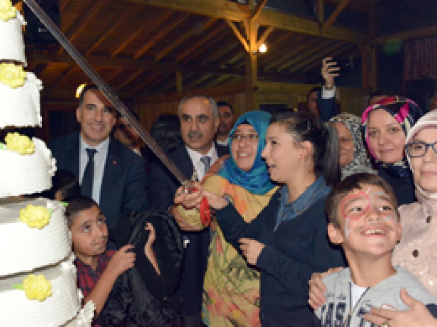 Sevgi Evleri'ndeki Çocuklar İçin Doğum Günü Partisi