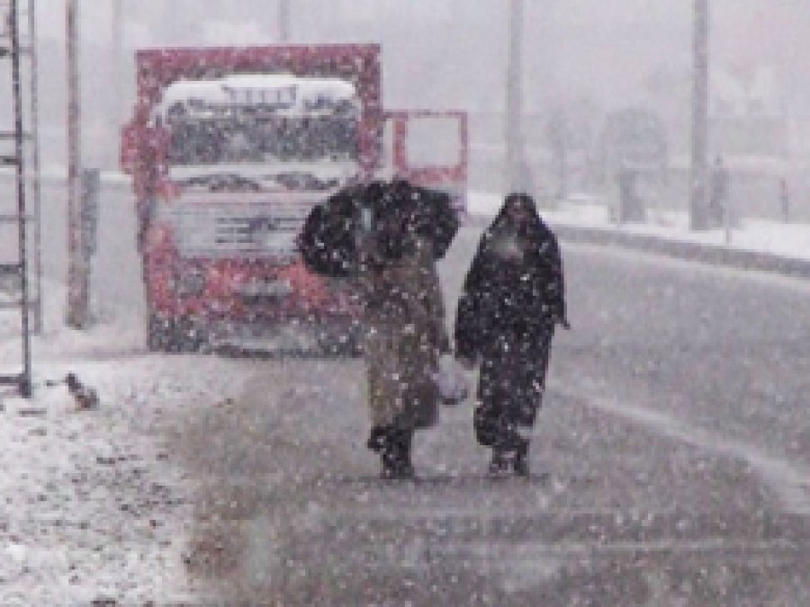 Ağrı’da kar yağışı hayatı olumsuz etkiliyor