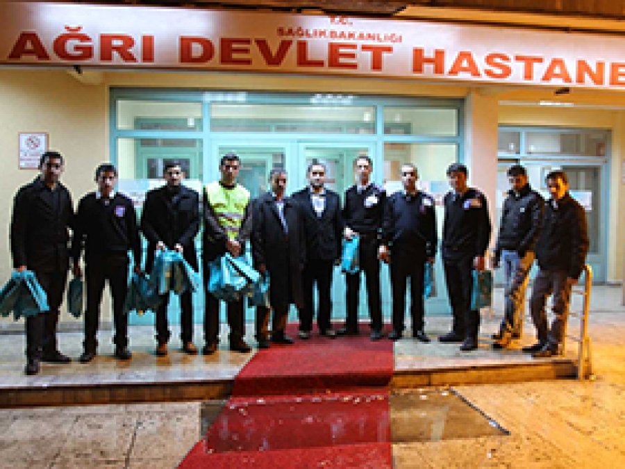 Beşir Der, hastalara kitap dağıttı