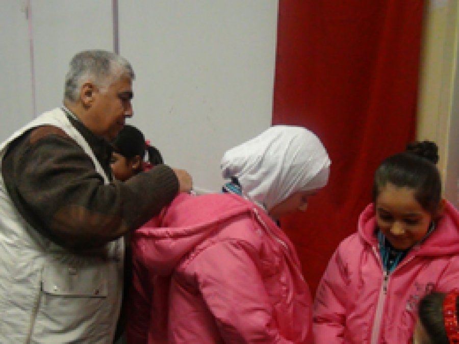 Antep’teki Suriyeli yetimlere mont yardımı