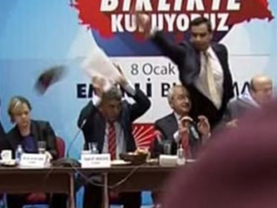 Kılıçdaroğlu'na ayakkabılı protesto