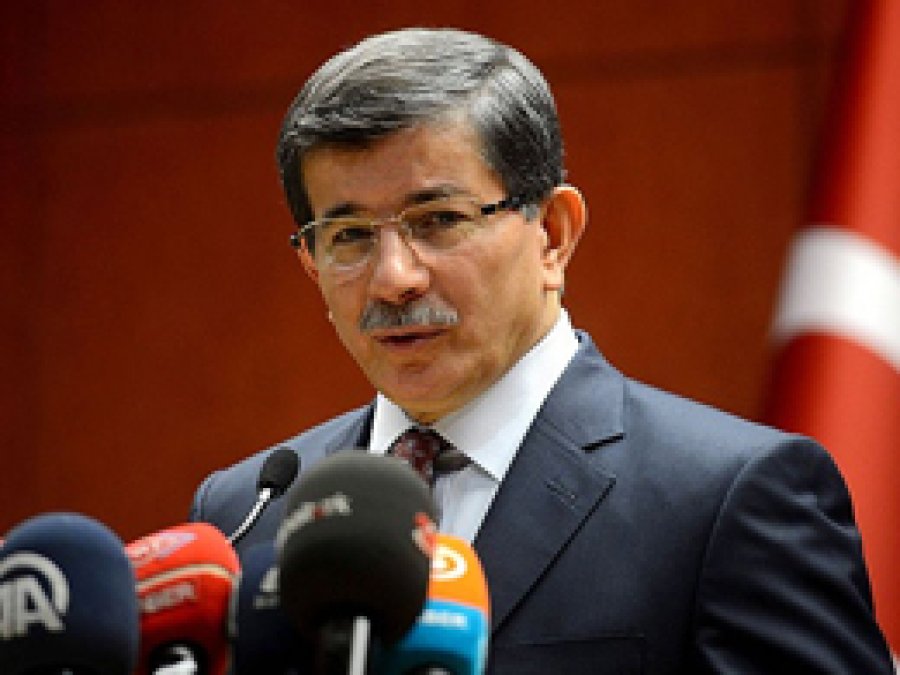 Başbakan Davutoğlu, Fransa’ya gitti
