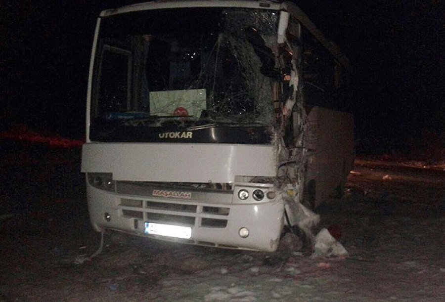 MHP'lileri taşıyan midibüs kaza yaptı
