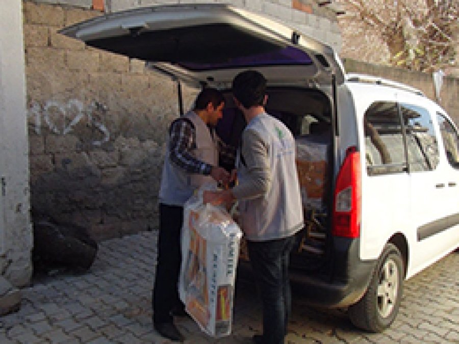 IHO Ebrar'dan Nusaybin'de kış yardımı