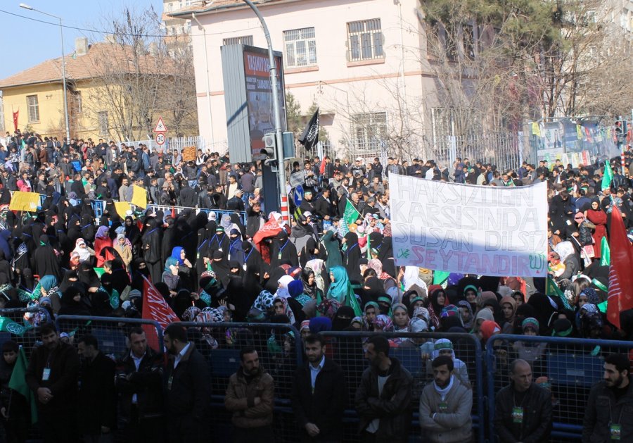 Halk saygı mitingine akın ediyor