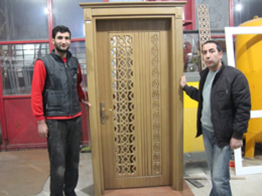 Ahşap ve camdan sanat yapıyor