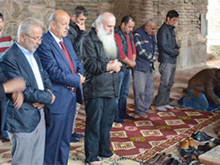 Başpiskopos Ayasofya'da namaza durdu