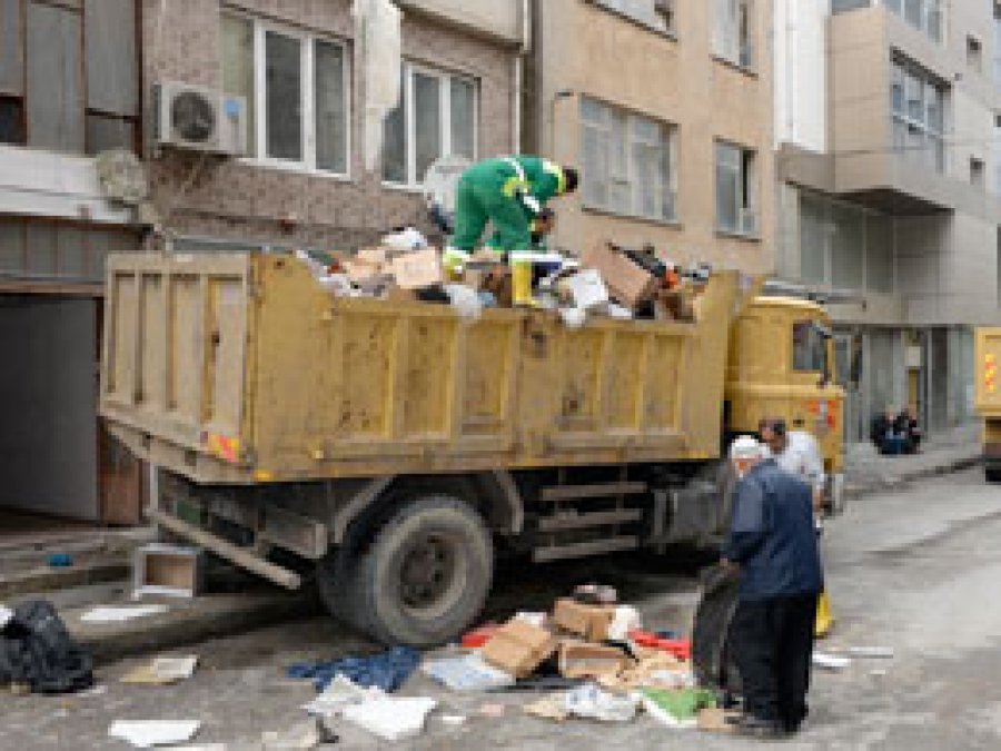 Bursa'da 2 evden 15 kamyon çöp çıktı