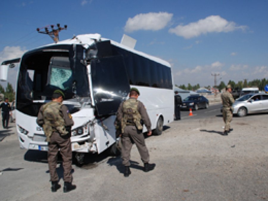 Askeri araç kamyona arkadan çarptı: 11 yaralı
