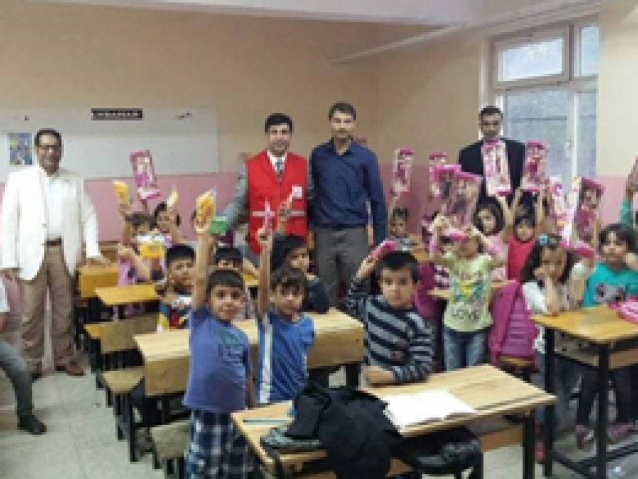 Siirt'te Suriyeli çocuklar sevindirildi