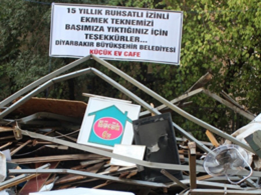 Ruhsatlı işyeri yıkılan esnaftan belediyeye tepki