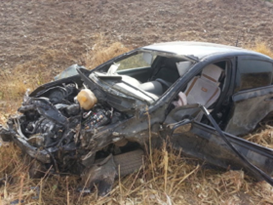 Kamyon otomobile çarptı: 2 yaralı