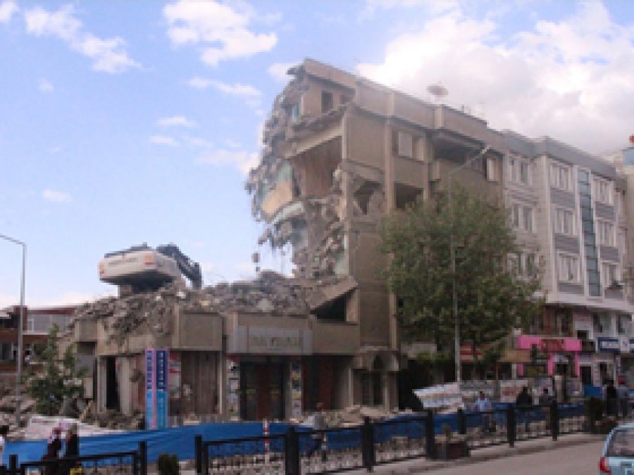 Van depreminin üzerinden 4 yıl geçti