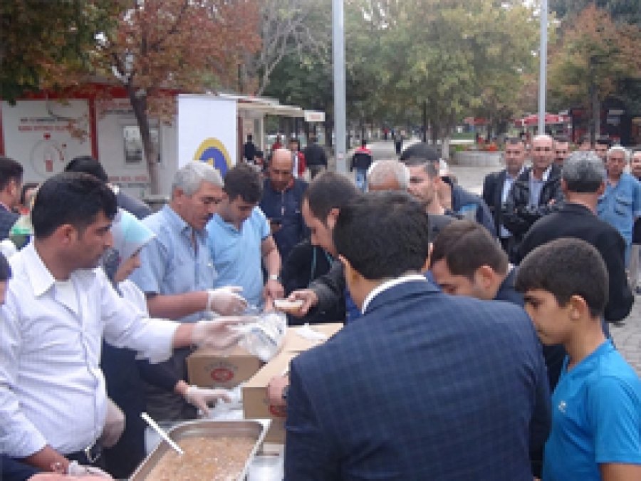 Birlik Vakfı Gaziantep'te aşure dağıttı