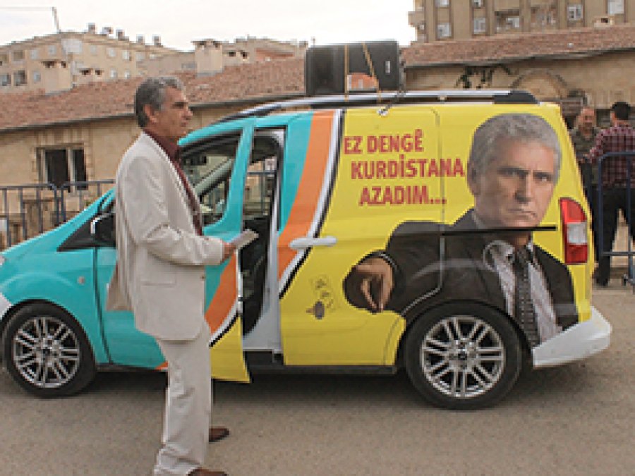 Mardin'de boş meydanda miting