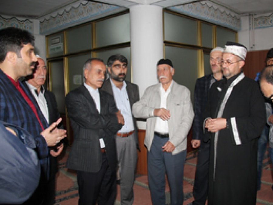 STK'lardan afiş skandalına tepki gösteren imama destek