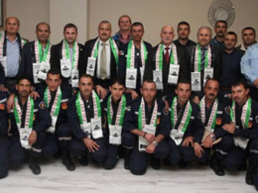 Filistinli itfaiyeciler sertifikalarını aldı