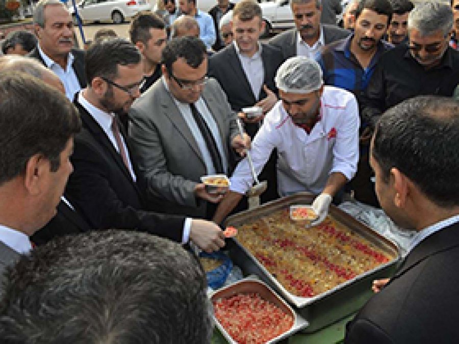 Hilvan'da aşure dağıtıldı