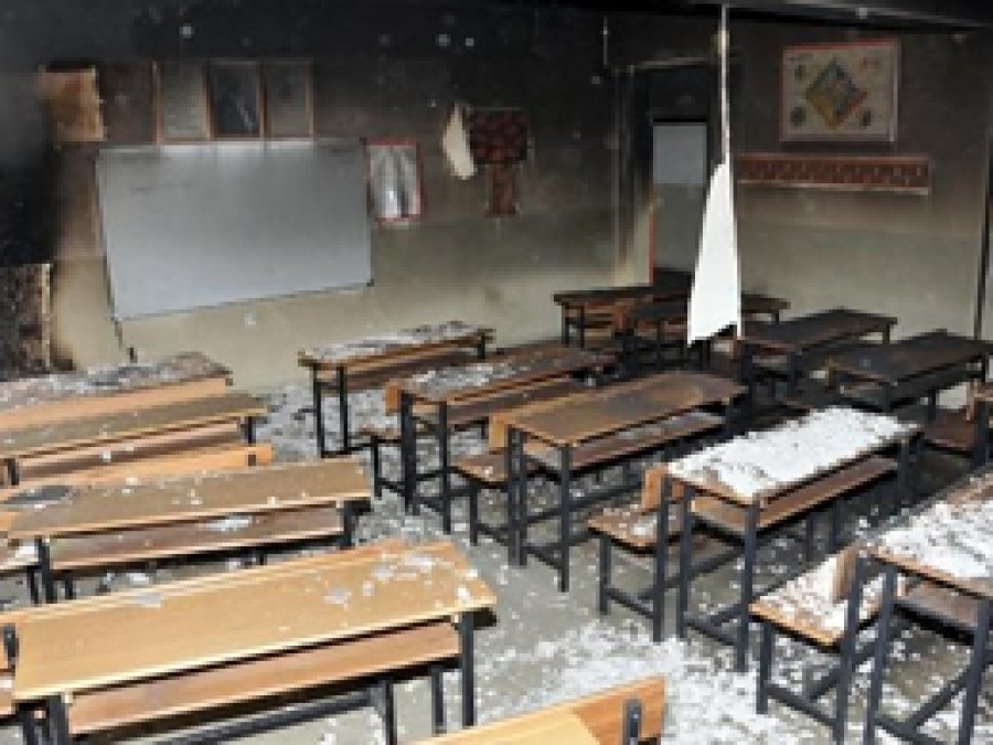Van'da bir okul daha yakıldı