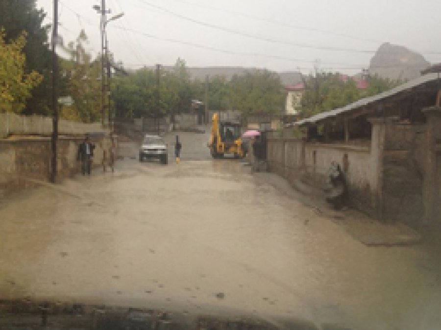 Aşırı yağışlar Palu'da sele neden oldu