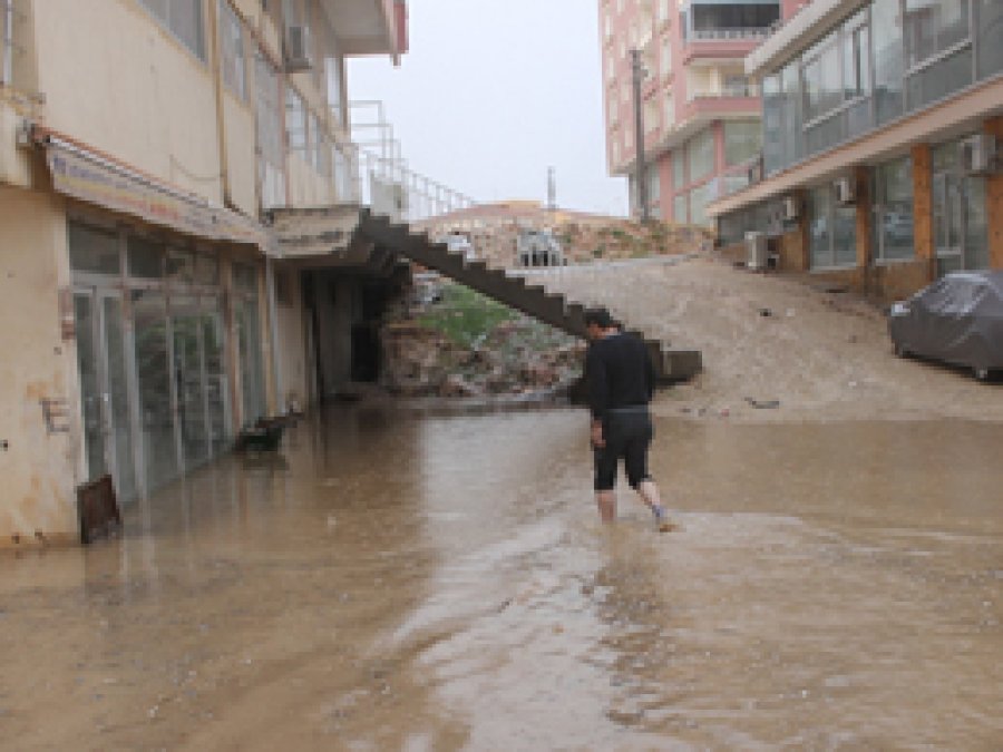 Mardin'de ev ve işyerlerini su bastı
