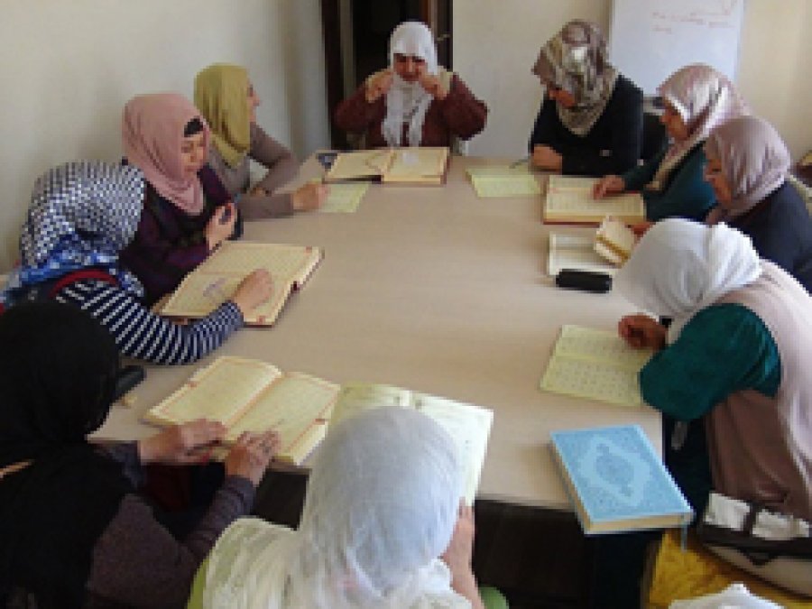 Ninelerin Kur'an öğrenme azmi gençleri geride bıraktı