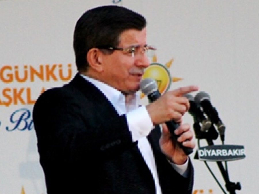 Davutoğlu Diyarbakır'da PKK ve HDP'ye yüklendi