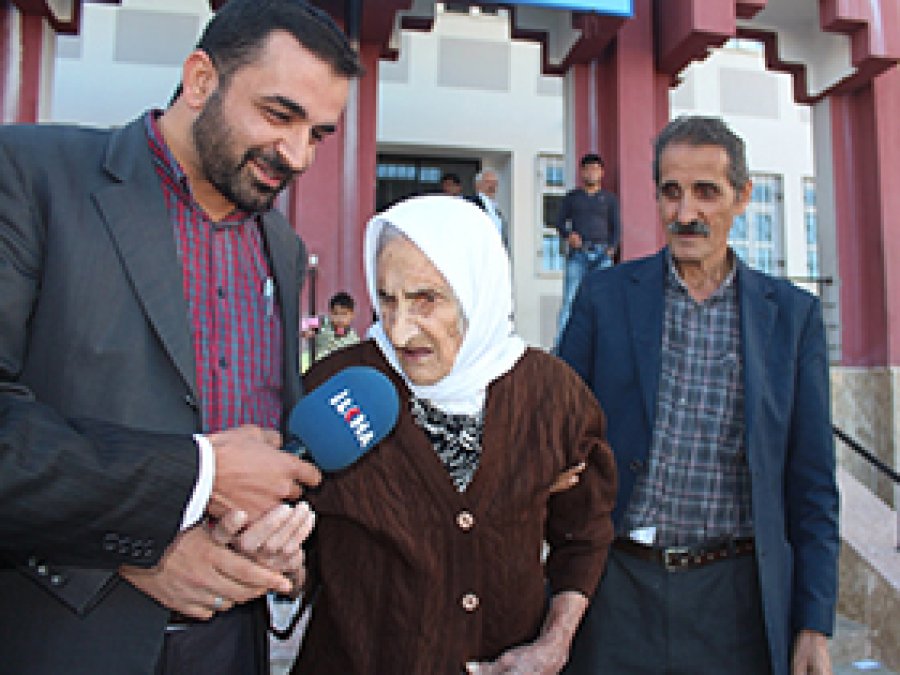 Kahta'da 103 yaşındaki kadın oy kullandı