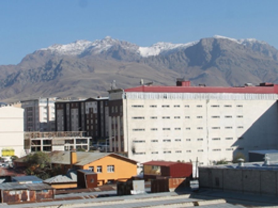 Erek Dağı'na yılın ilk karı düştü