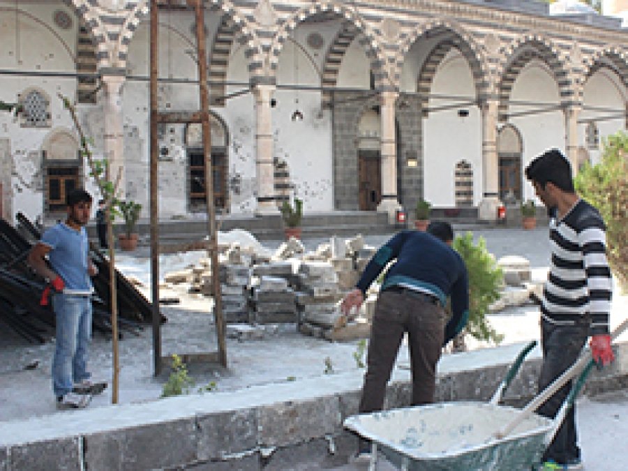 Sur'da kurşunlanan cami restore ediliyor