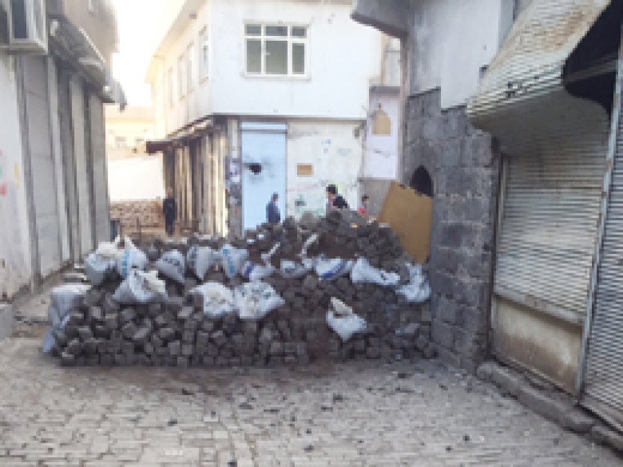 Hendek kazılan Sur'da halk evlerini terk ediyor