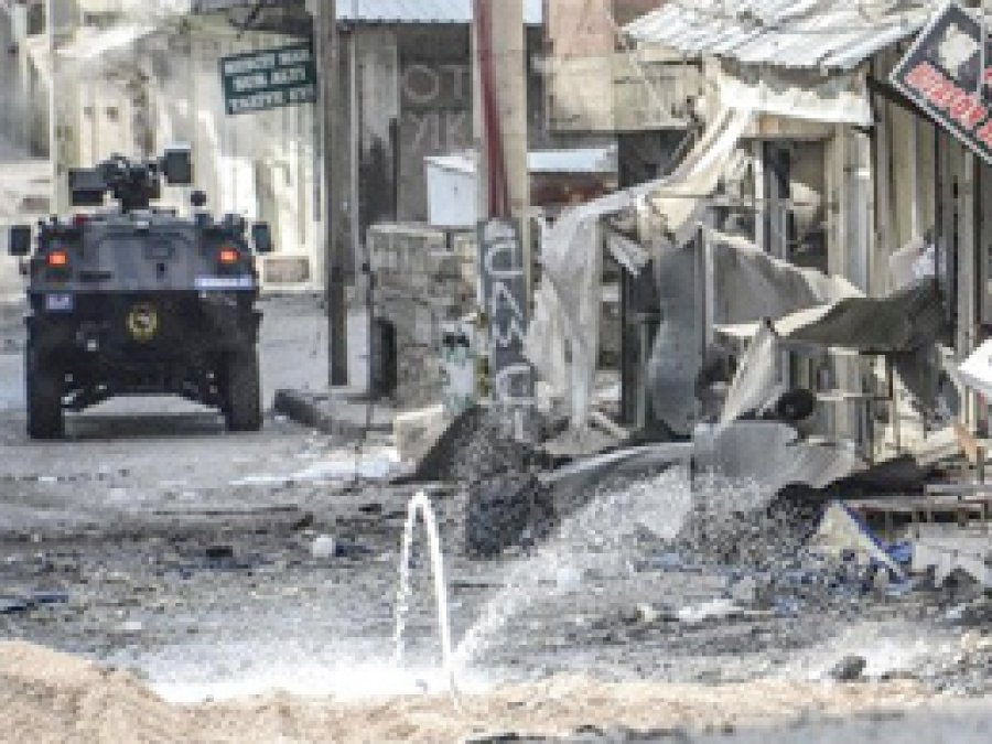 Silvan'da roketli saldırıda 1 Polis öldü