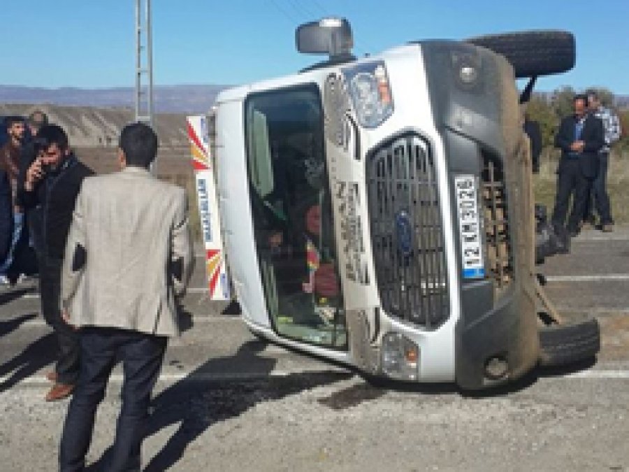 Bingöl'de minibüs devrildi: 12 yaralı