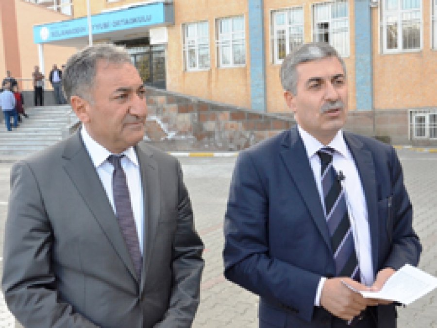 Tatvan'da okul bahçeleri parke taşıyla kaplandı