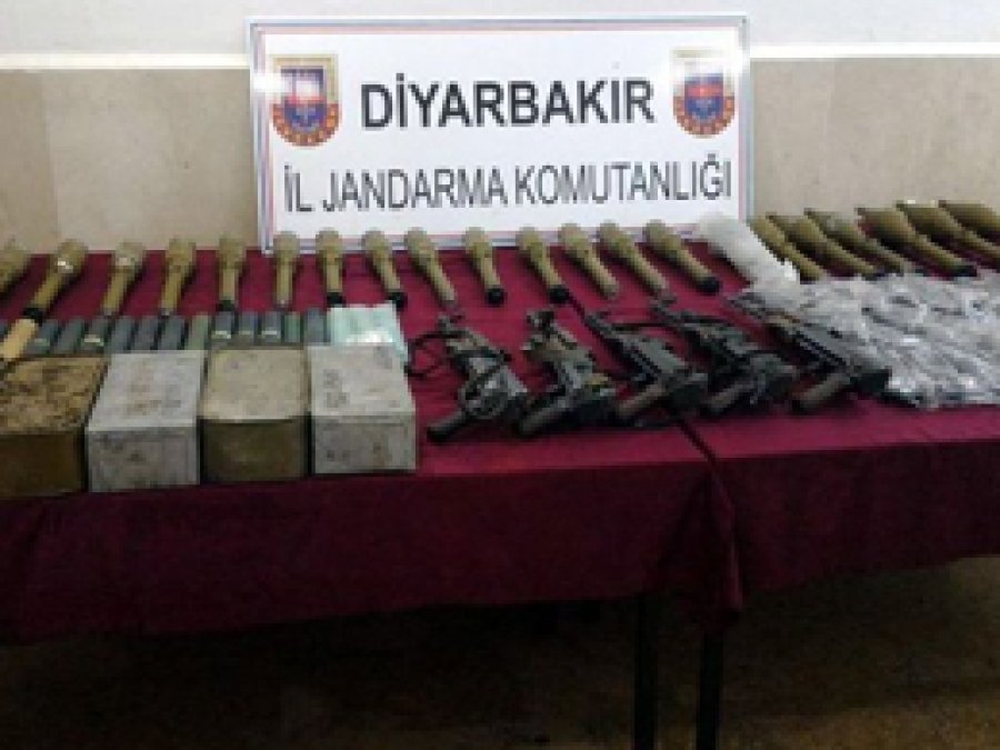 Diyarbakır'da silah taşıyan araç ele geçirildi