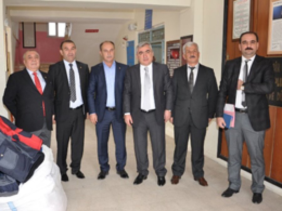 Batman'da öğrencilere kışlık mont yardımı yapıldı