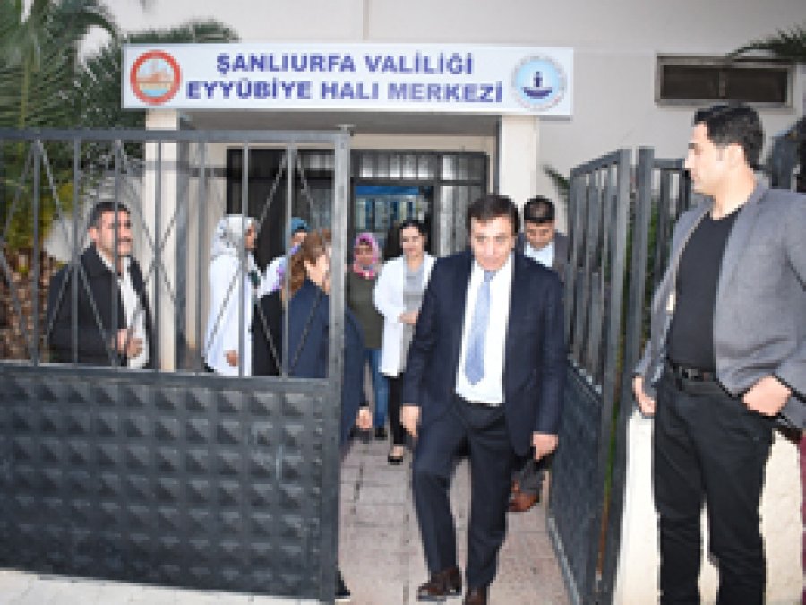 Vali halı kursu ile tanıtım merkezini ziyaret etti