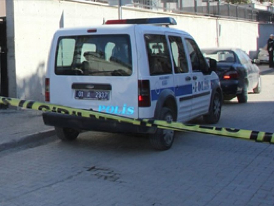 Adana'da 'Bombalı araç' paniği