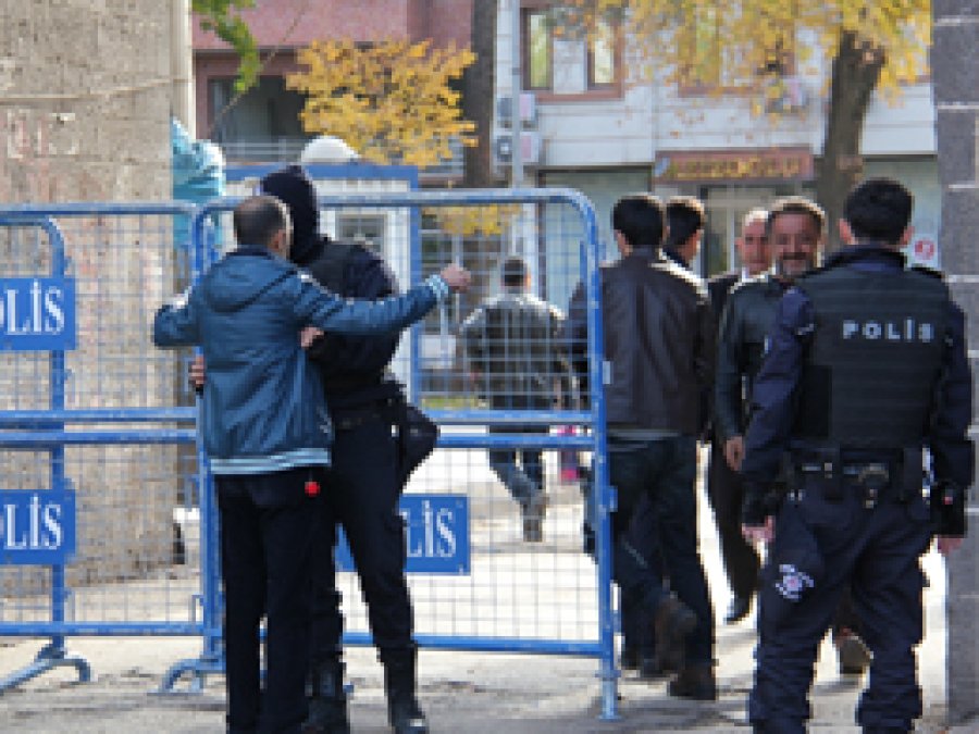 Diyarbakır'da bir polis yaralandı