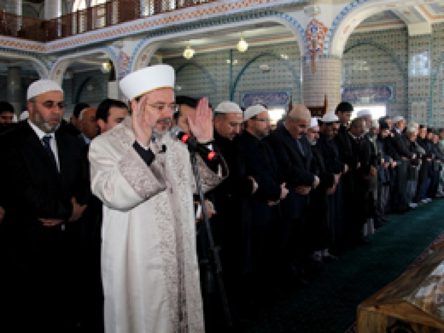 Görmez Kur'an talebelerinin namazını kıldırdı