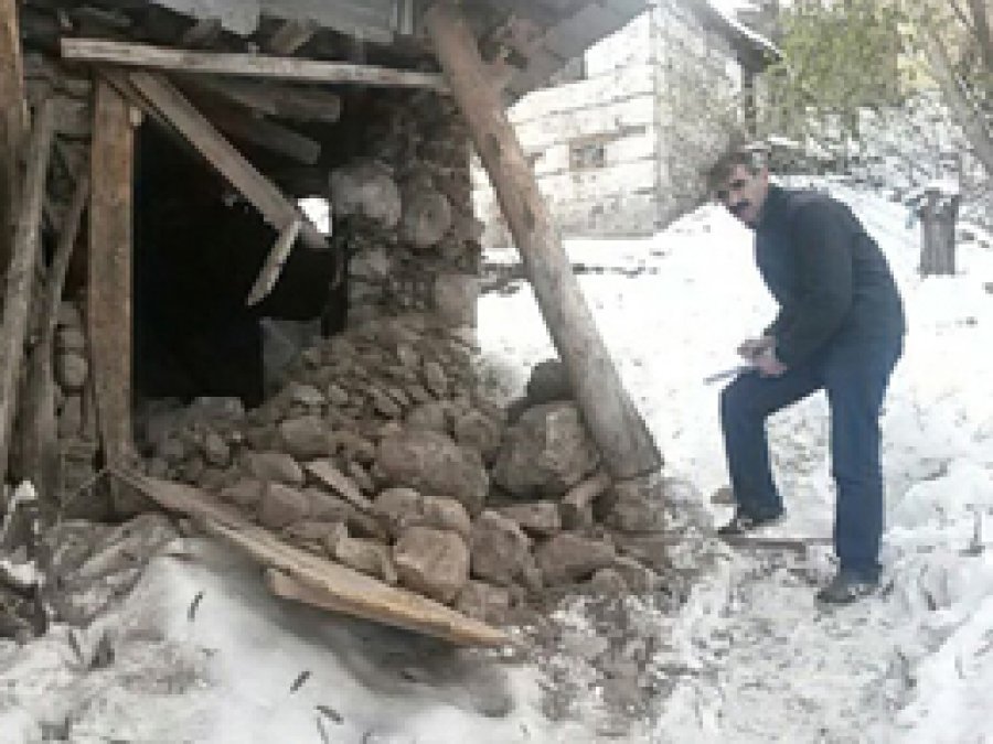 Depremde evler zarar gördü
